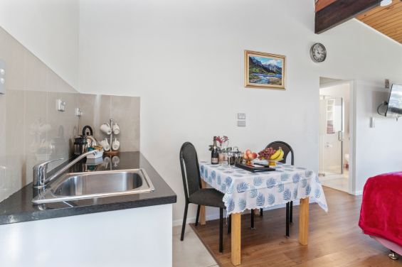 Deluxe Twin Studio kitchen and dining area