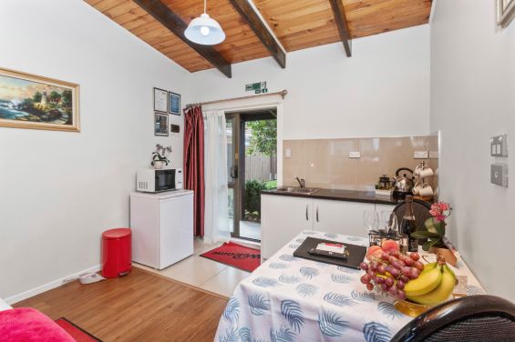 Deluxe Twin Studio kitchen and dining area