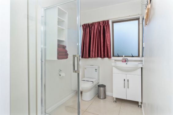 Deluxe Twin Studio bathroom
