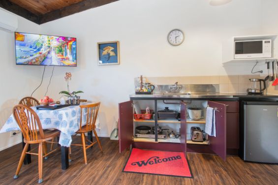 1-Bedroom Suites dining and kitchen area